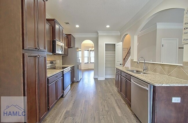 Building Photo - 220 Fairview Dr NE