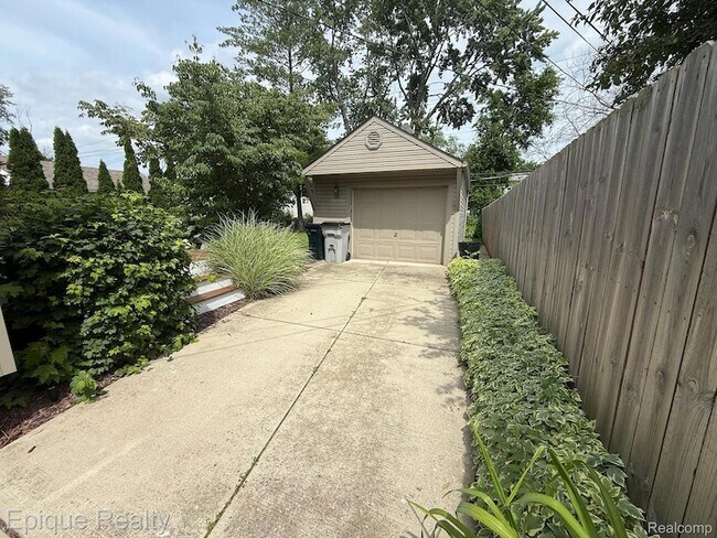 Building Photo - 1846 Oakshire Ave