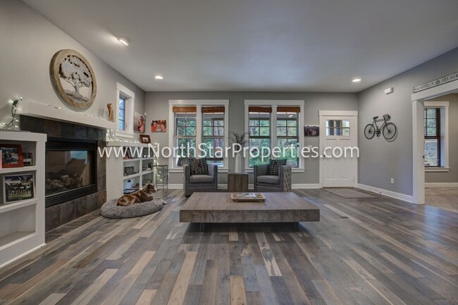 Building Photo - Spacious Five Bed Home in NW Bend