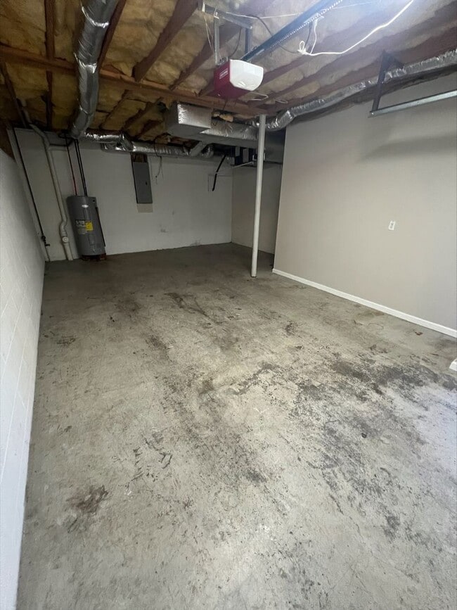 Building Photo - Spacious 2-Bedroom Townhouse with Garage