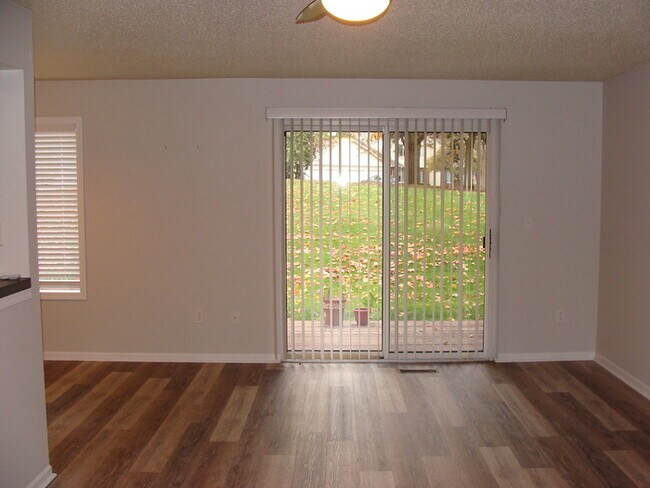 Building Photo - Two Bedroom Updated Windcrest Condo