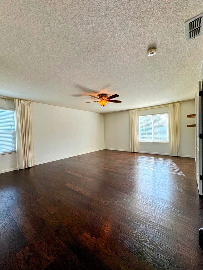 Building Photo - 4 bd 3 bth in Quiet Natomas Neighborhood
