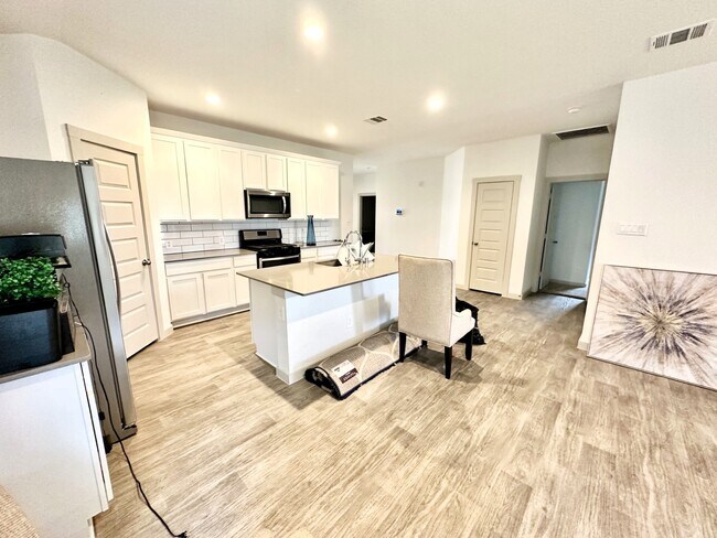 Building Photo - 14510 Rain Tree Dr
