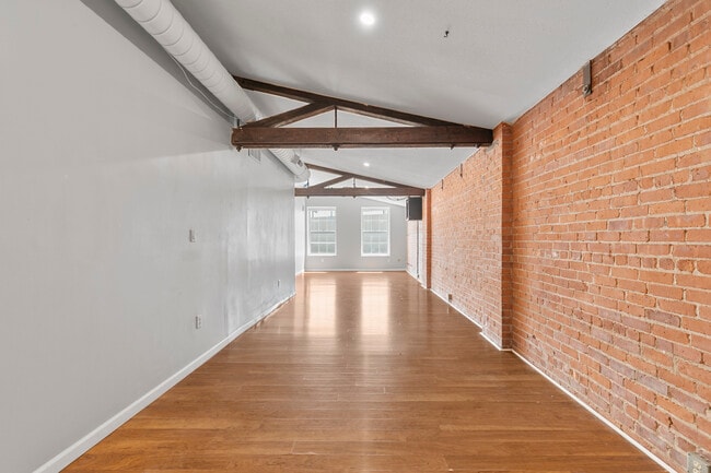 Building Photo - 196 Crown St