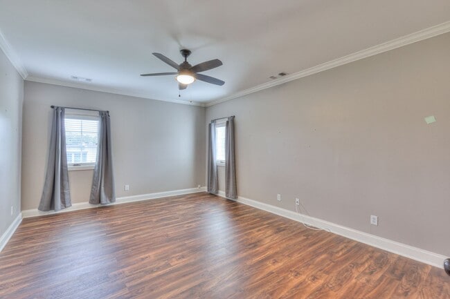Building Photo - Stunning Executive Townhome in the Heart o...