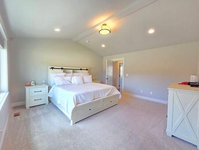 Building Photo - $4,800 - 5 Bed / 3 Bath Custom Built Home w/ Private Sport Court & Golf Green