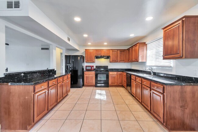 Building Photo - 1735 E La Jolla Dr