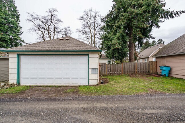 Building Photo - 1 Bedroom 1 Bath with Detached Garage