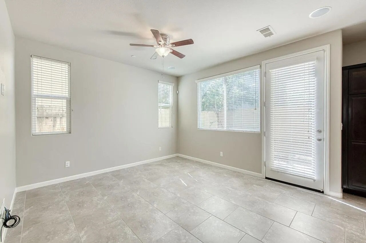 Building Photo - 1304 Royalty Way