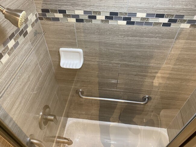 Building Photo - Charming 1-Bedroom, 1-Bathroom Ground Floor Apartment