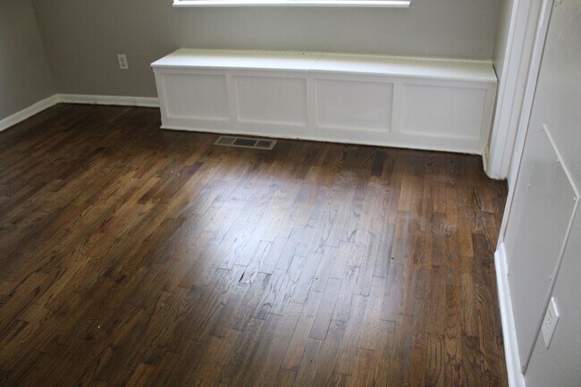 Building Photo - REMODELED!!  3 beds, 2 bath