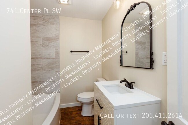 Building Photo - 741 Center Pl SW