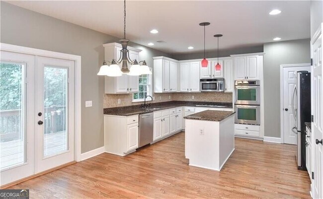 Building Photo - 905 Lancaster Way NW