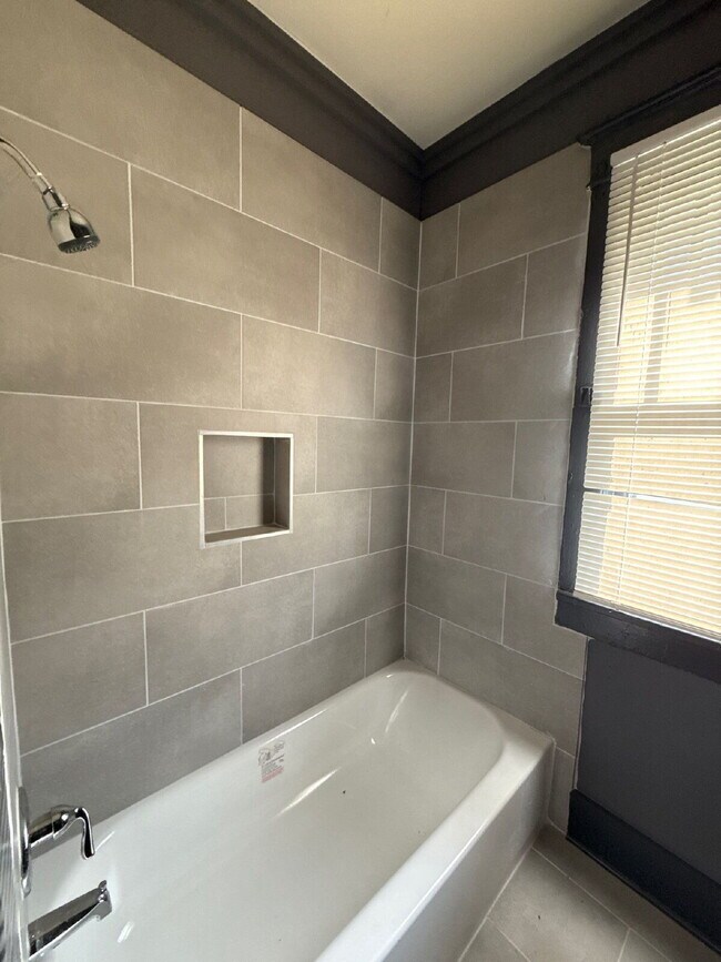 Building Photo - Affordable Co-Living Units (1–4 Rooms Available) Near Central Memphis