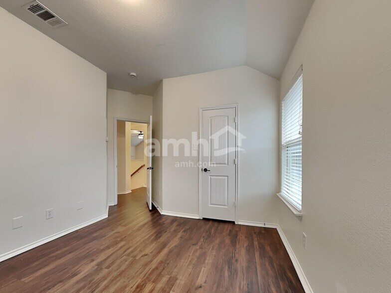 Building Photo - 1083 Carpenter Ct