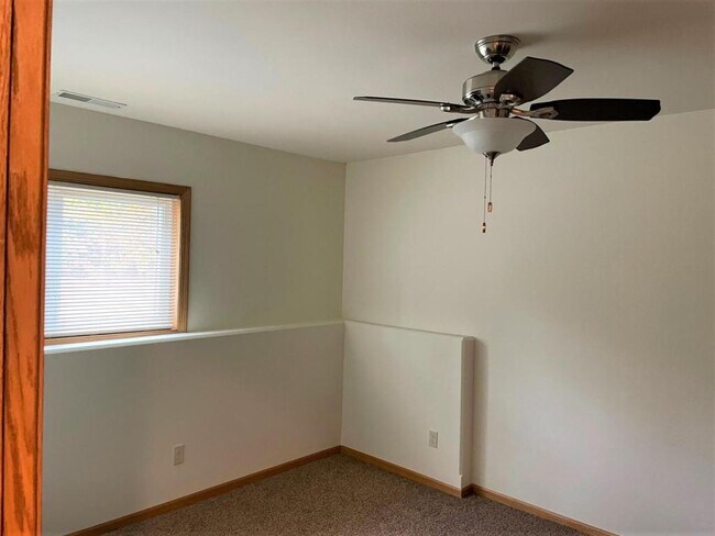 Building Photo - 623 S Cherry Ln