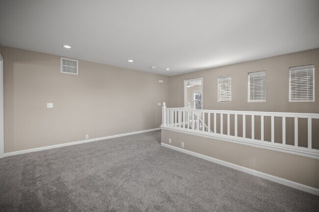 Building Photo - Beautiful 2 Bedroom End-Unit Townhouse in Montarbor Villas w/ Mountain Views