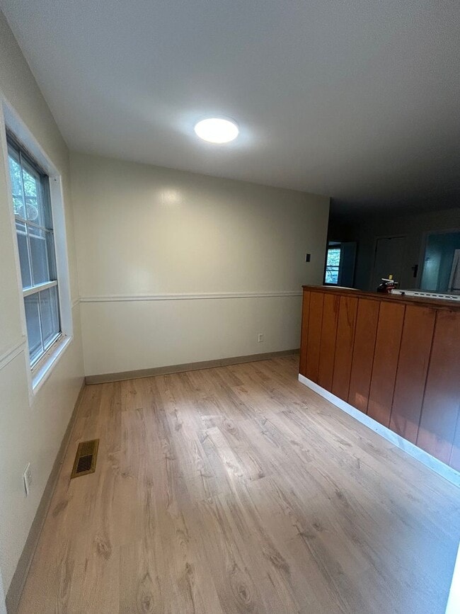 Building Photo - 3 bedroom, 2 bath Ranch House