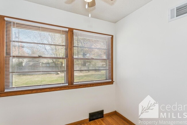 Building Photo - Spacious 3 bedroom - ready for move in!