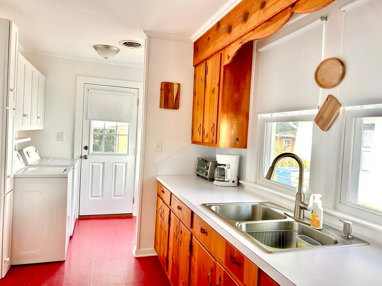 Laundry room next to kitchen, with door to back yard - 345 E 13th St