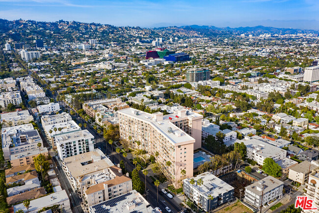 Building Photo - 100 S Doheny Dr