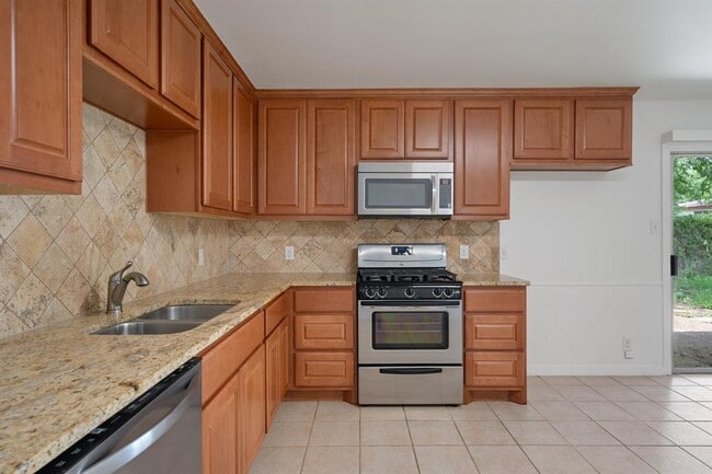 Building Photo - 7009 Isabelle Dr