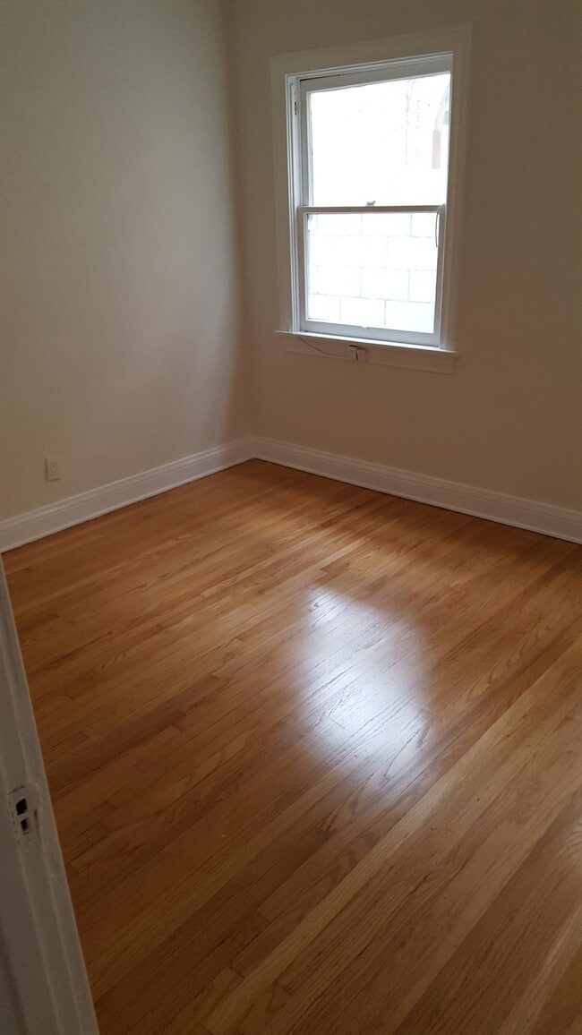 Building Photo - 2038 Malcolm Ave