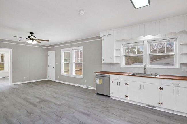 Building Photo - This beautifully renovated 3-bedroom, 2-ba...