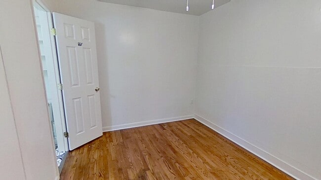 Building Photo - 112 E Main St