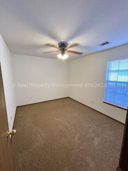 Building Photo - 1200 Fianna Pl Ct