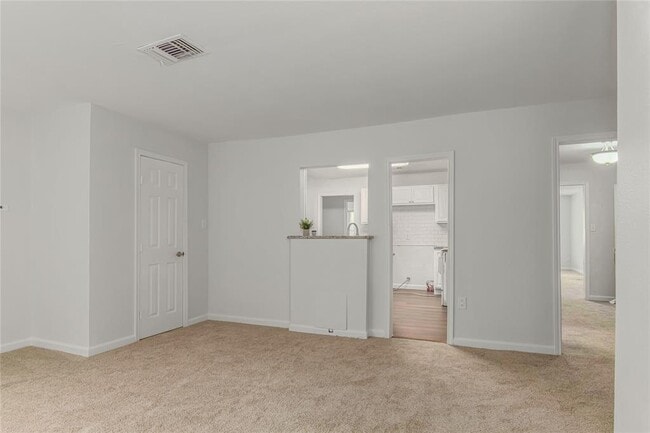 Building Photo - 302 Shoreacres Blvd