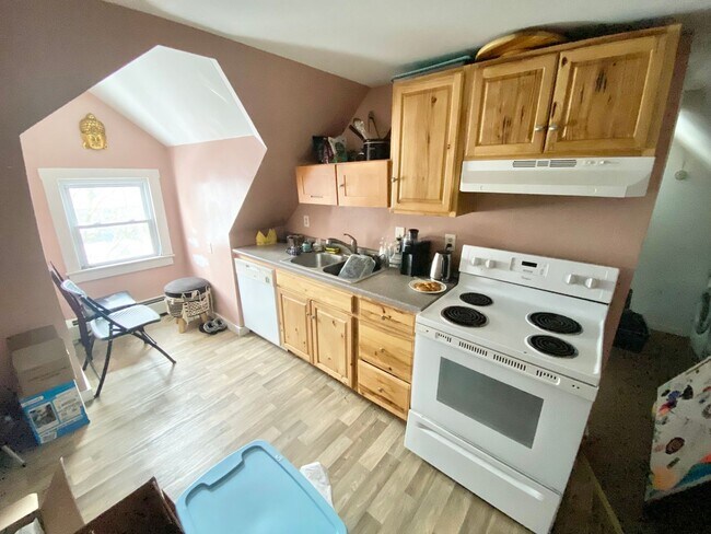 Building Photo - 34 Colchester Ave