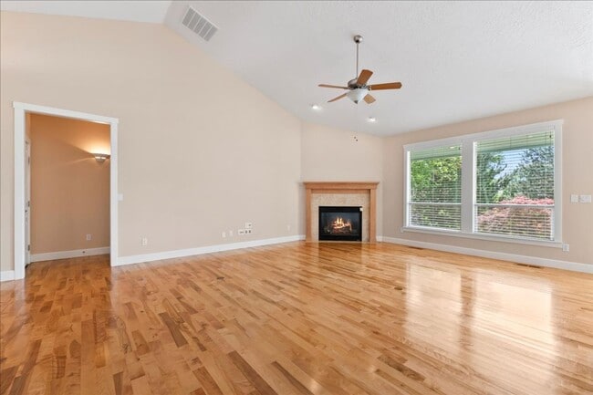 Building Photo - 3 Bedroom 3 Bathroom Home in Desirable Eag...