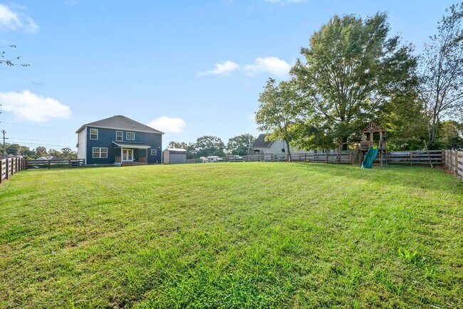 Building Photo - Stunning home ready to make yours !