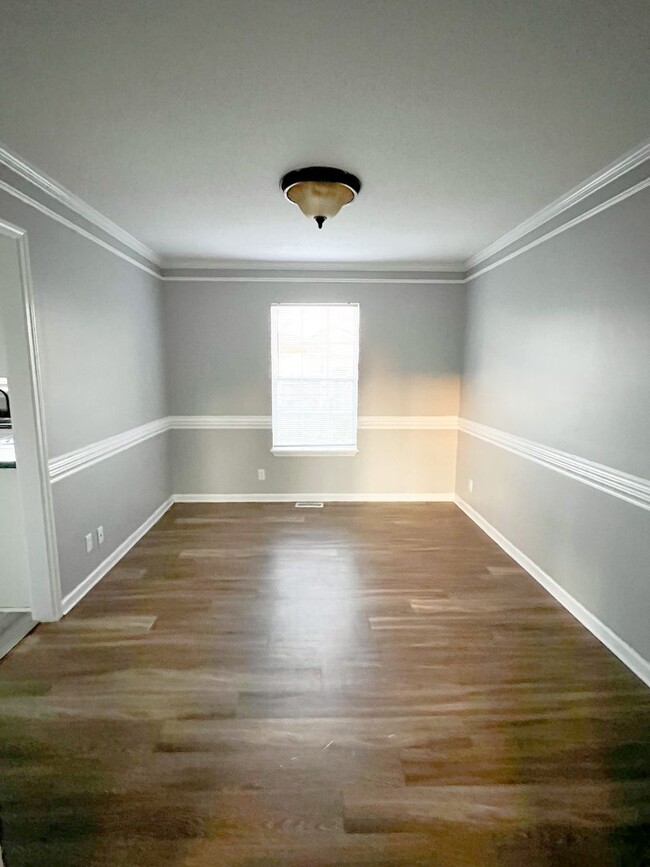 Building Photo - 3 Bedroom 2 Bathroom Home with Fenced in B...