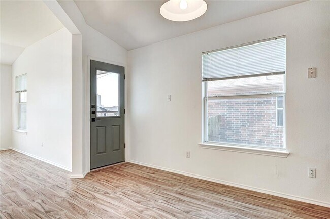 Building Photo - 1305 4 Cabin Ct