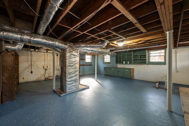 Building Photo - "Charming 3-Bedroom Retreat with 2 Full Ba...