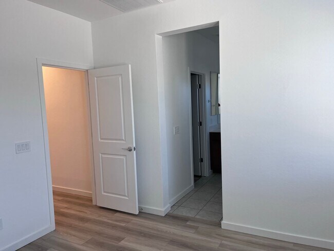 Building Photo - TOWN HOME WITH COMMUNITY POOL , GATED COMM...