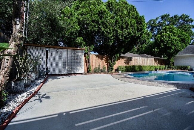 Building Photo - 5666 Overbrook Ln