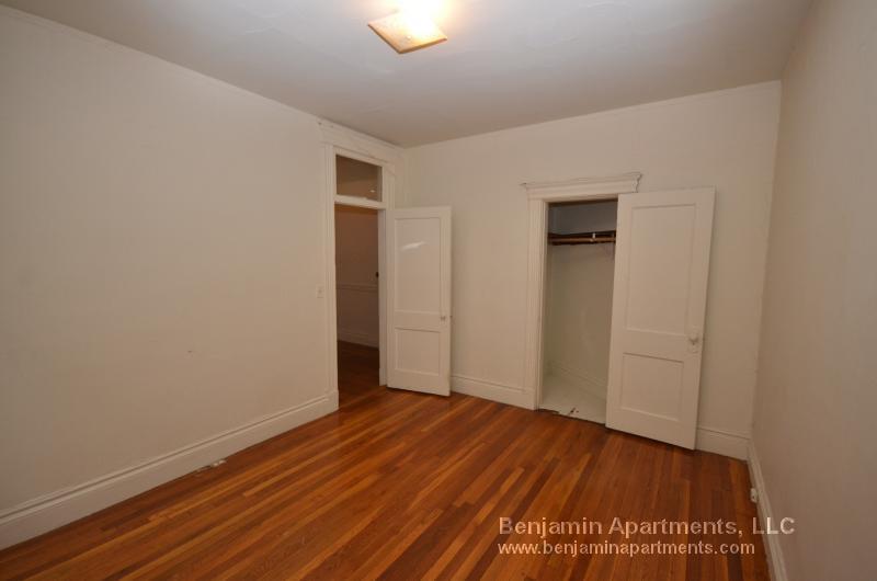 Building Photo - 1350 Comm.Ave. Unit 8