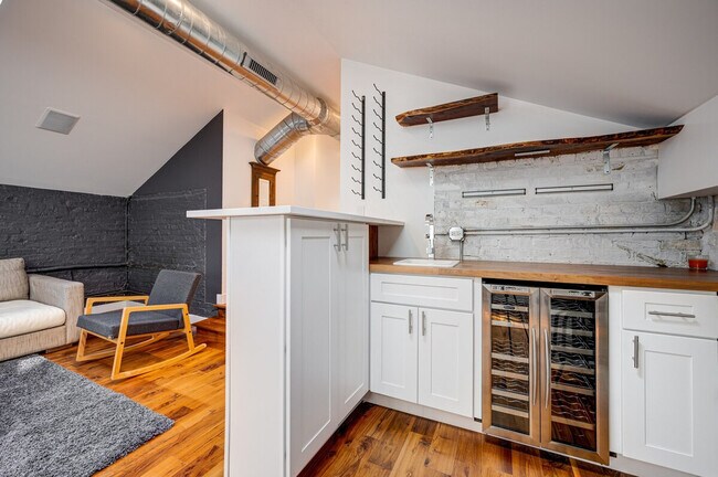 Primary Photo - 1519 W Superior St