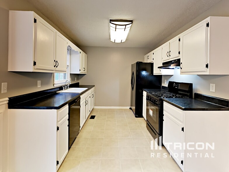 Building Photo - 579 Stratford Dr