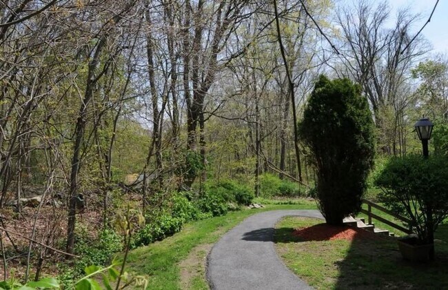 Building Photo - Charming 3 BR / 2 BA Top-Floor Condo | Blackberry Hill Village