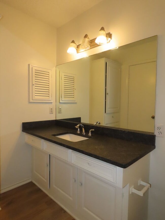 Building Photo - Expansive 3/2 Home in Tyler w/Additional Den and Living Room!