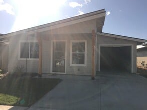 Building Photo - 1575 NE Rumgay Ln