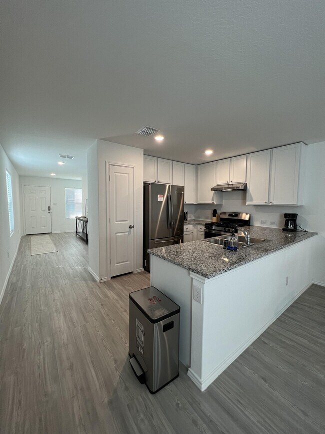 Building Photo - 8523 Grosbeak Cv