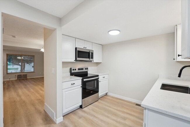 Building Photo - Adorable and Spacious Golden Townhome