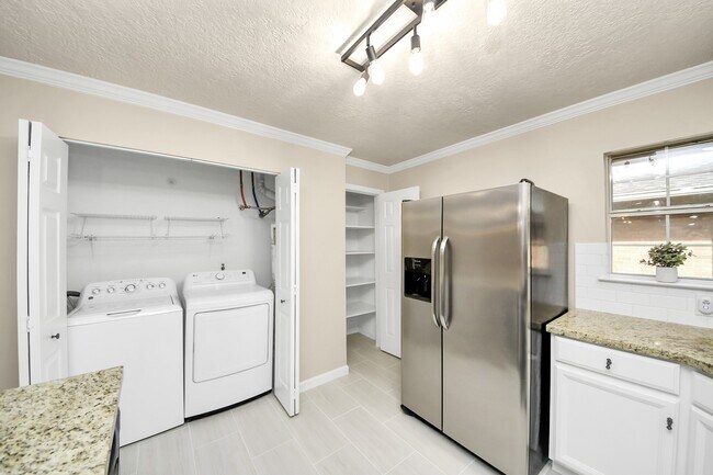 Building Photo - 2215 Gardenia Dr