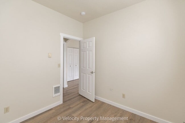Building Photo - 1025 NE Rambling Ln