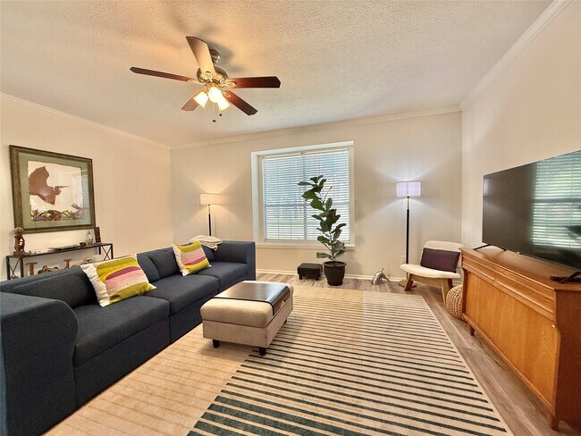 Building Photo - 2 Twin Feather Pl